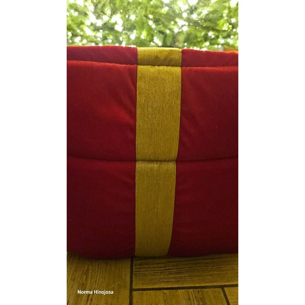 Red & Gold Gift Box-Themed Christmas Pet Bed With Bow